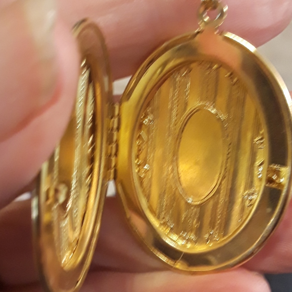 Multi-strand Dangling Locket - Picture 3 of 4